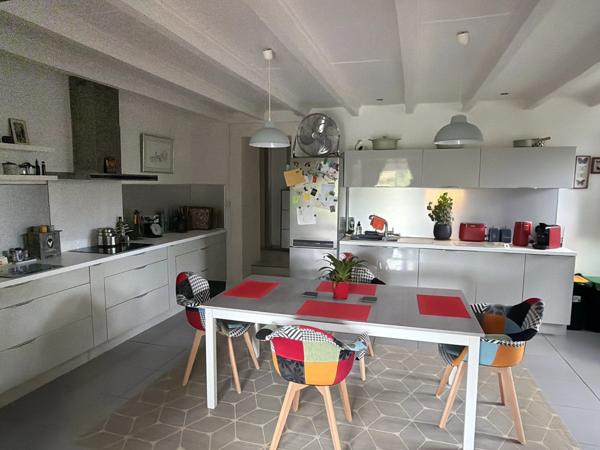 Une charmante maison individuelle offrant une vue magnifique