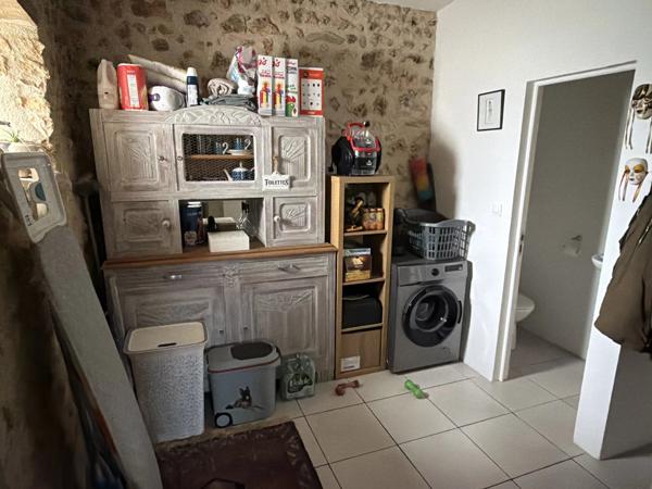 Une charmante maison individuelle offrant une vue magnifique
