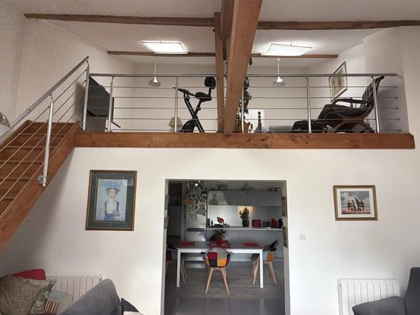 Une charmante maison individuelle offrant une vue magnifique