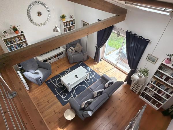 Une charmante maison individuelle offrant une vue magnifique