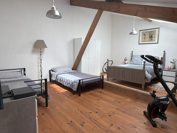 Une charmante maison individuelle offrant une vue magnifique