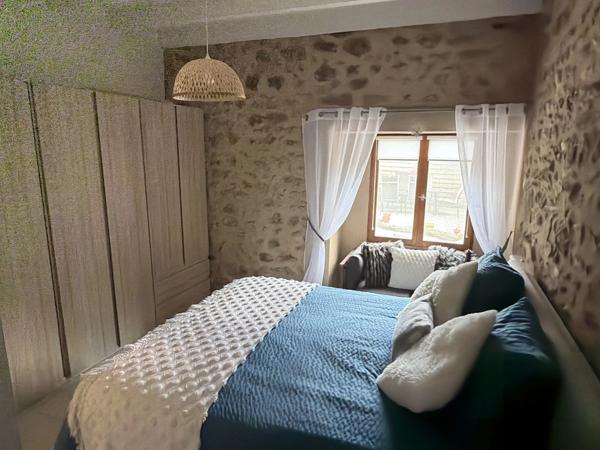 Une charmante maison individuelle offrant une vue magnifique