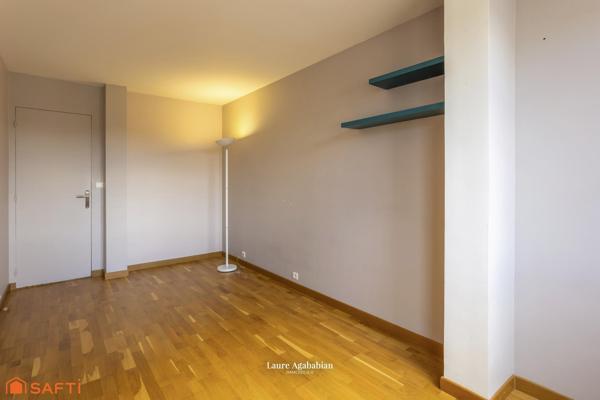 Bel appartement 4 pièces en parfait état, au calme, avec parking et cave, face à la Coulée verte et proche des commodités.
