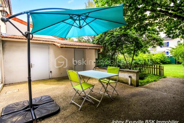 Venez découvrir cette maison atypique des années 1900 d’environ 105 m², édifiée sur une parcelle d’environ 430 m².

La maison vous accueille par une entrée ouverte sur une salle à manger, un salon avec cheminée fonctionnelle ainsi qu’une cuisine donnant directement accès au jardin situé à l’arrière de la maison.

Dès que l’on arrive sur la terrasse, l’atmosphère change complètement. Le jardin arboré, la verdure omniprésente et le calme qui s’en dégage donnent une véritable sensation de déconnexion. Un lieu agréable à vivre où l’on imagine facilement les repas d’été, les moments en famille ou simplement profiter du silence et de la nature.

À l’étage, la maison dispose de 3 chambres ainsi que d’une salle d’eau avec WC intégré. Les combles aménagés offrent également un bel espace complémentaire idéal pour un bureau, une salle TV ou une chambre d’appoint.

Un garage fermé ainsi qu’une cave complètent ce bien de caractère. Maison mitoyenne située à proximité des commerces, écoles et lignes de bus (1511, 1512 et 1517), à seulement 10 minutes du centre-ville.

Une maison avec une véritable âme, idéale pour les acquéreurs recherchant avant tout un cadre de vie paisible et chaleureux.