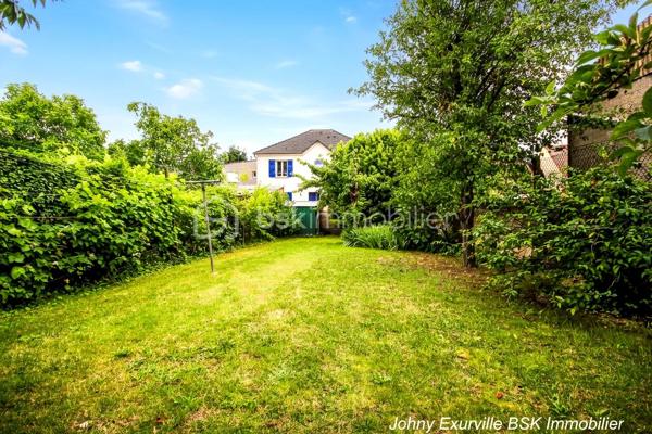 Venez découvrir cette maison atypique des années 1900 d’environ 105 m², édifiée sur une parcelle d’environ 430 m².

La maison vous accueille par une entrée ouverte sur une salle à manger, un salon avec cheminée fonctionnelle ainsi qu’une cuisine donnant directement accès au jardin situé à l’arrière de la maison.

Dès que l’on arrive sur la terrasse, l’atmosphère change complètement. Le jardin arboré, la verdure omniprésente et le calme qui s’en dégage donnent une véritable sensation de déconnexion. Un lieu agréable à vivre où l’on imagine facilement les repas d’été, les moments en famille ou simplement profiter du silence et de la nature.

À l’étage, la maison dispose de 3 chambres ainsi que d’une salle d’eau avec WC intégré. Les combles aménagés offrent également un bel espace complémentaire idéal pour un bureau, une salle TV ou une chambre d’appoint.

Un garage fermé ainsi qu’une cave complètent ce bien de caractère. Maison mitoyenne située à proximité des commerces, écoles et lignes de bus (1511, 1512 et 1517), à seulement 10 minutes du centre-ville.

Une maison avec une véritable âme, idéale pour les acquéreurs recherchant avant tout un cadre de vie paisible et chaleureux.