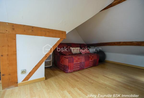 Venez découvrir cette maison atypique des années 1900 d’environ 105 m², édifiée sur une parcelle d’environ 430 m².

La maison vous accueille par une entrée ouverte sur une salle à manger, un salon avec cheminée fonctionnelle ainsi qu’une cuisine donnant directement accès au jardin situé à l’arrière de la maison.

Dès que l’on arrive sur la terrasse, l’atmosphère change complètement. Le jardin arboré, la verdure omniprésente et le calme qui s’en dégage donnent une véritable sensation de déconnexion. Un lieu agréable à vivre où l’on imagine facilement les repas d’été, les moments en famille ou simplement profiter du silence et de la nature.

À l’étage, la maison dispose de 3 chambres ainsi que d’une salle d’eau avec WC intégré. Les combles aménagés offrent également un bel espace complémentaire idéal pour un bureau, une salle TV ou une chambre d’appoint.

Un garage fermé ainsi qu’une cave complètent ce bien de caractère. Maison mitoyenne située à proximité des commerces, écoles et lignes de bus (1511, 1512 et 1517), à seulement 10 minutes du centre-ville.

Une maison avec une véritable âme, idéale pour les acquéreurs recherchant avant tout un cadre de vie paisible et chaleureux.