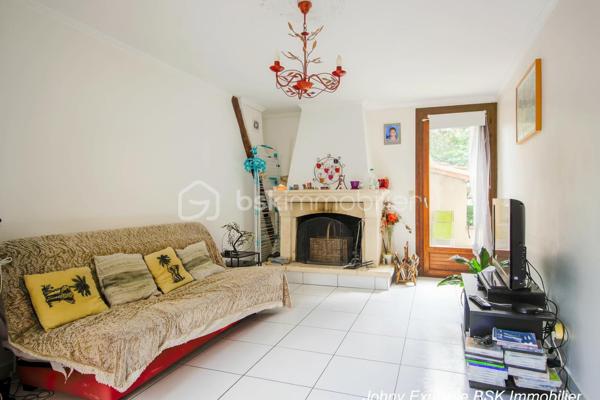 Venez découvrir cette maison atypique des années 1900 d’environ 105 m², édifiée sur une parcelle d’environ 430 m².

La maison vous accueille par une entrée ouverte sur une salle à manger, un salon avec cheminée fonctionnelle ainsi qu’une cuisine donnant directement accès au jardin situé à l’arrière de la maison.

Dès que l’on arrive sur la terrasse, l’atmosphère change complètement. Le jardin arboré, la verdure omniprésente et le calme qui s’en dégage donnent une véritable sensation de déconnexion. Un lieu agréable à vivre où l’on imagine facilement les repas d’été, les moments en famille ou simplement profiter du silence et de la nature.

À l’étage, la maison dispose de 3 chambres ainsi que d’une salle d’eau avec WC intégré. Les combles aménagés offrent également un bel espace complémentaire idéal pour un bureau, une salle TV ou une chambre d’appoint.

Un garage fermé ainsi qu’une cave complètent ce bien de caractère. Maison mitoyenne située à proximité des commerces, écoles et lignes de bus (1511, 1512 et 1517), à seulement 10 minutes du centre-ville.

Une maison avec une véritable âme, idéale pour les acquéreurs recherchant avant tout un cadre de vie paisible et chaleureux.