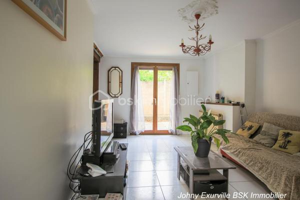 Venez découvrir cette maison atypique des années 1900 d’environ 105 m², édifiée sur une parcelle d’environ 430 m².

La maison vous accueille par une entrée ouverte sur une salle à manger, un salon avec cheminée fonctionnelle ainsi qu’une cuisine donnant directement accès au jardin situé à l’arrière de la maison.

Dès que l’on arrive sur la terrasse, l’atmosphère change complètement. Le jardin arboré, la verdure omniprésente et le calme qui s’en dégage donnent une véritable sensation de déconnexion. Un lieu agréable à vivre où l’on imagine facilement les repas d’été, les moments en famille ou simplement profiter du silence et de la nature.

À l’étage, la maison dispose de 3 chambres ainsi que d’une salle d’eau avec WC intégré. Les combles aménagés offrent également un bel espace complémentaire idéal pour un bureau, une salle TV ou une chambre d’appoint.

Un garage fermé ainsi qu’une cave complètent ce bien de caractère. Maison mitoyenne située à proximité des commerces, écoles et lignes de bus (1511, 1512 et 1517), à seulement 10 minutes du centre-ville.

Une maison avec une véritable âme, idéale pour les acquéreurs recherchant avant tout un cadre de vie paisible et chaleureux.