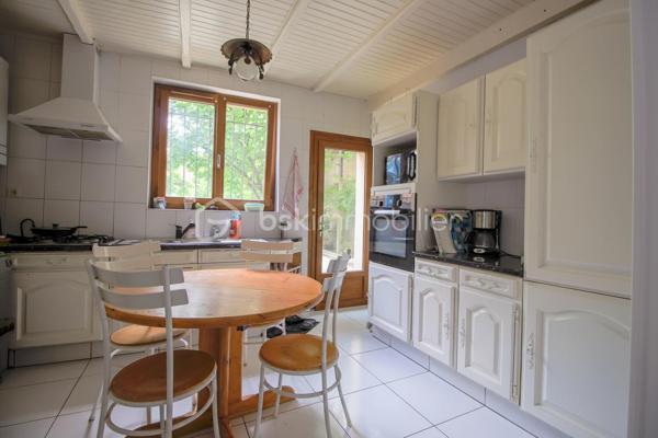Venez découvrir cette maison atypique des années 1900 d’environ 105 m², édifiée sur une parcelle d’environ 430 m².

La maison vous accueille par une entrée ouverte sur une salle à manger, un salon avec cheminée fonctionnelle ainsi qu’une cuisine donnant directement accès au jardin situé à l’arrière de la maison.

Dès que l’on arrive sur la terrasse, l’atmosphère change complètement. Le jardin arboré, la verdure omniprésente et le calme qui s’en dégage donnent une véritable sensation de déconnexion. Un lieu agréable à vivre où l’on imagine facilement les repas d’été, les moments en famille ou simplement profiter du silence et de la nature.

À l’étage, la maison dispose de 3 chambres ainsi que d’une salle d’eau avec WC intégré. Les combles aménagés offrent également un bel espace complémentaire idéal pour un bureau, une salle TV ou une chambre d’appoint.

Un garage fermé ainsi qu’une cave complètent ce bien de caractère. Maison mitoyenne située à proximité des commerces, écoles et lignes de bus (1511, 1512 et 1517), à seulement 10 minutes du centre-ville.

Une maison avec une véritable âme, idéale pour les acquéreurs recherchant avant tout un cadre de vie paisible et chaleureux.