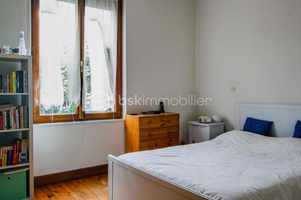 Venez découvrir cette maison atypique des années 1900 d’environ 105 m², édifiée sur une parcelle d’environ 430 m².

La maison vous accueille par une entrée ouverte sur une salle à manger, un salon avec cheminée fonctionnelle ainsi qu’une cuisine donnant directement accès au jardin situé à l’arrière de la maison.

Dès que l’on arrive sur la terrasse, l’atmosphère change complètement. Le jardin arboré, la verdure omniprésente et le calme qui s’en dégage donnent une véritable sensation de déconnexion. Un lieu agréable à vivre où l’on imagine facilement les repas d’été, les moments en famille ou simplement profiter du silence et de la nature.

À l’étage, la maison dispose de 3 chambres ainsi que d’une salle d’eau avec WC intégré. Les combles aménagés offrent également un bel espace complémentaire idéal pour un bureau, une salle TV ou une chambre d’appoint.

Un garage fermé ainsi qu’une cave complètent ce bien de caractère. Maison mitoyenne située à proximité des commerces, écoles et lignes de bus (1511, 1512 et 1517), à seulement 10 minutes du centre-ville.

Une maison avec une véritable âme, idéale pour les acquéreurs recherchant avant tout un cadre de vie paisible et chaleureux.