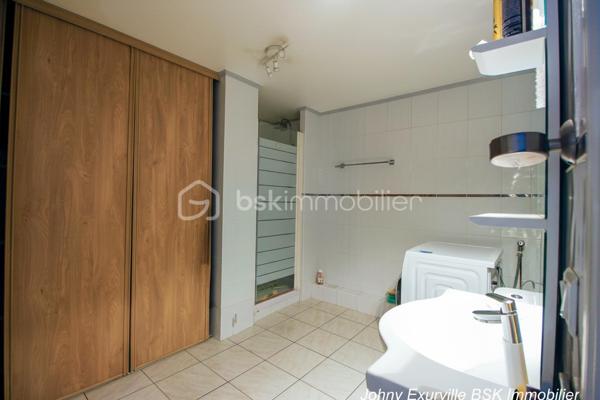 Venez découvrir cette maison atypique des années 1900 d’environ 105 m², édifiée sur une parcelle d’environ 430 m².

La maison vous accueille par une entrée ouverte sur une salle à manger, un salon avec cheminée fonctionnelle ainsi qu’une cuisine donnant directement accès au jardin situé à l’arrière de la maison.

Dès que l’on arrive sur la terrasse, l’atmosphère change complètement. Le jardin arboré, la verdure omniprésente et le calme qui s’en dégage donnent une véritable sensation de déconnexion. Un lieu agréable à vivre où l’on imagine facilement les repas d’été, les moments en famille ou simplement profiter du silence et de la nature.

À l’étage, la maison dispose de 3 chambres ainsi que d’une salle d’eau avec WC intégré. Les combles aménagés offrent également un bel espace complémentaire idéal pour un bureau, une salle TV ou une chambre d’appoint.

Un garage fermé ainsi qu’une cave complètent ce bien de caractère. Maison mitoyenne située à proximité des commerces, écoles et lignes de bus (1511, 1512 et 1517), à seulement 10 minutes du centre-ville.

Une maison avec une véritable âme, idéale pour les acquéreurs recherchant avant tout un cadre de vie paisible et chaleureux.