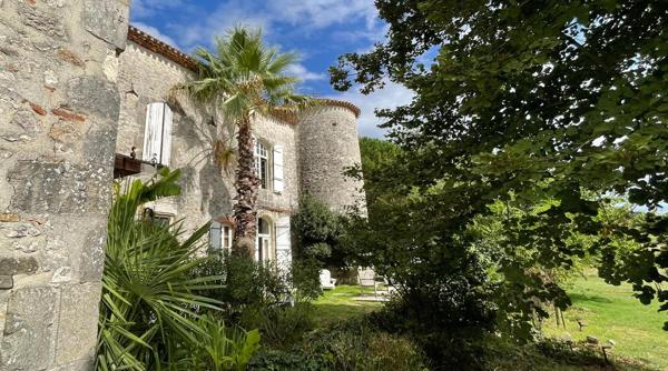 Château authentique du XIIIe siècle avec trois gîtes, piscine et 2 ha