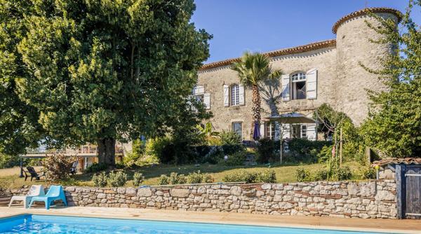 Château authentique du XIIIe siècle avec trois gîtes, piscine et 2 ha