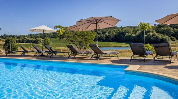 Château authentique du XIIIe siècle avec trois gîtes, piscine et 2 ha