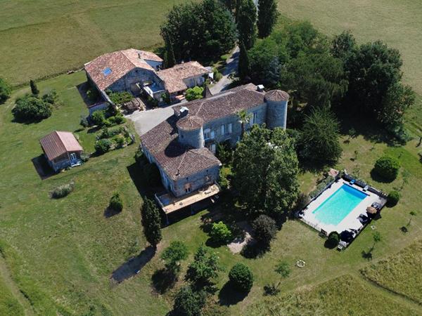 Château authentique du XIIIe siècle avec trois gîtes, piscine et 2 ha