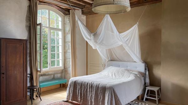 Château authentique du XIIIe siècle avec trois gîtes, piscine et 2 ha