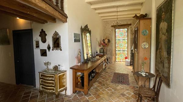 Château authentique du XIIIe siècle avec trois gîtes, piscine et 2 ha