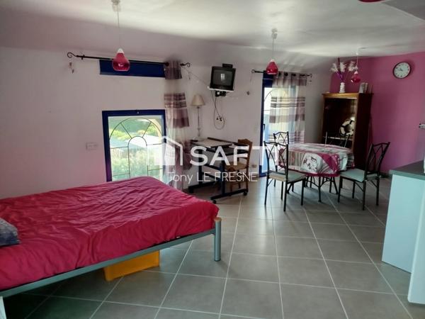 Magnifique maison contemporaine, de 151m2 avec ses 4 chambres sur son terrain de 799m2 clos. A l'étage un appartement est louable indépendamment.