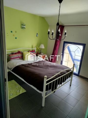 Magnifique maison contemporaine, de 151m2 avec ses 4 chambres sur son terrain de 799m2 clos. A l'étage un appartement est louable indépendamment.