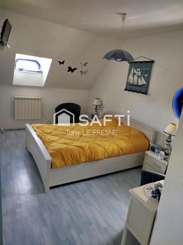 Magnifique maison contemporaine, de 151m2 avec ses 4 chambres sur son terrain de 799m2 clos. A l'étage un appartement est louable indépendamment.