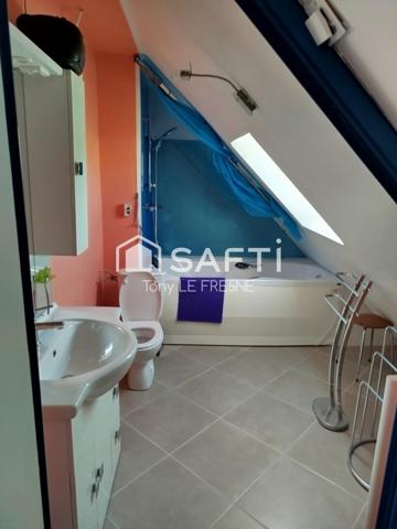 Magnifique maison contemporaine, de 151m2 avec ses 4 chambres sur son terrain de 799m2 clos. A l'étage un appartement est louable indépendamment.