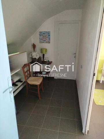 Magnifique maison contemporaine, de 151m2 avec ses 4 chambres sur son terrain de 799m2 clos. A l'étage un appartement est louable indépendamment.