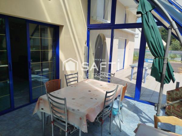 Magnifique maison contemporaine, de 151m2 avec ses 4 chambres sur son terrain de 799m2 clos. A l'étage un appartement est louable indépendamment.