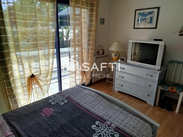 Magnifique maison contemporaine, de 151m2 avec ses 4 chambres sur son terrain de 799m2 clos. A l'étage un appartement est louable indépendamment.