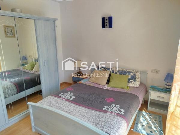 Magnifique maison contemporaine, de 151m2 avec ses 4 chambres sur son terrain de 799m2 clos. A l'étage un appartement est louable indépendamment.