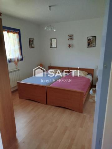 Magnifique maison contemporaine, de 151m2 avec ses 4 chambres sur son terrain de 799m2 clos. A l'étage un appartement est louable indépendamment.