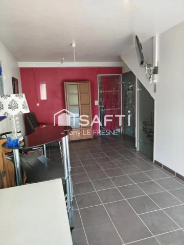 Magnifique maison contemporaine, de 151m2 avec ses 4 chambres sur son terrain de 799m2 clos. A l'étage un appartement est louable indépendamment.