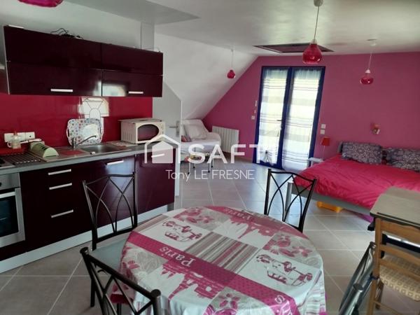 Magnifique maison contemporaine, de 151m2 avec ses 4 chambres sur son terrain de 799m2 clos. A l'étage un appartement est louable indépendamment.