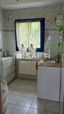 Magnifique maison contemporaine, de 151m2 avec ses 4 chambres sur son terrain de 799m2 clos. A l'étage un appartement est louable indépendamment.