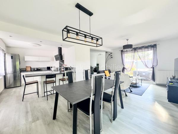 SOUS OFFRE

Nouveauté : Charmante maison de 96m2 au sol à Brécé dans un environnement calme.

Je suis ravi de vous présenter cette belle maison familiale offrant confort, espace et de nombreuses possibilités. 

Cette propriété de 81m2 environ habitable est érigée sur un terrain généreux de 400 m2 environ, vous offrant ainsi un cadre de vie idéal pour votre famille. 

En entrant dans la maison, vous serez accueilli par une belle entrée avec placard, une belle pièce de vie avec un salon-séjour, une cuisine aménagée et équipée où la lumière naturelle baigne l'espace grâce à de grandes fenêtres et un wc.

À l'étage, vous trouverez un palier desservant 3 belles chambres, une salle d'eau avec un wc.

Le tout est complété par un garage et un grenier.

À l'extérieur, le terrain vous permettra de profiter pleinement des beaux jours avec une terrasse et d'aménager un jardin à votre goût.

Ne manquez pas cette opportunité d'acquérir une maison avec un grand potentiel. 

Située au cœur d’un environnement paisible et verdoyant, la commune de Brécé offre un cadre de vie privilégié avec ses commerces de proximité, ses écoles et ses infrastructures sportives accessibles à pied.

Profitant d’un accès rapide à l’axe Rennes-Paris et d’une excellente desserte en transports en commun bus à proximité (star) et la gare de Servon-sur-Vilaine à 2 minutes en voiture, elle allie parfaitement la sérénité d'un esprit village au dynamisme de la métropole rennaise.

Contactez-moi dès maintenant pour organiser une visite et laissez-vous séduire par cette charmante demeure familiale.
