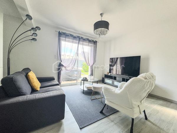 SOUS OFFRE

Nouveauté : Charmante maison de 96m2 au sol à Brécé dans un environnement calme.

Je suis ravi de vous présenter cette belle maison familiale offrant confort, espace et de nombreuses possibilités. 

Cette propriété de 81m2 environ habitable est érigée sur un terrain généreux de 400 m2 environ, vous offrant ainsi un cadre de vie idéal pour votre famille. 

En entrant dans la maison, vous serez accueilli par une belle entrée avec placard, une belle pièce de vie avec un salon-séjour, une cuisine aménagée et équipée où la lumière naturelle baigne l'espace grâce à de grandes fenêtres et un wc.

À l'étage, vous trouverez un palier desservant 3 belles chambres, une salle d'eau avec un wc.

Le tout est complété par un garage et un grenier.

À l'extérieur, le terrain vous permettra de profiter pleinement des beaux jours avec une terrasse et d'aménager un jardin à votre goût.

Ne manquez pas cette opportunité d'acquérir une maison avec un grand potentiel. 

Située au cœur d’un environnement paisible et verdoyant, la commune de Brécé offre un cadre de vie privilégié avec ses commerces de proximité, ses écoles et ses infrastructures sportives accessibles à pied.

Profitant d’un accès rapide à l’axe Rennes-Paris et d’une excellente desserte en transports en commun bus à proximité (star) et la gare de Servon-sur-Vilaine à 2 minutes en voiture, elle allie parfaitement la sérénité d'un esprit village au dynamisme de la métropole rennaise.

Contactez-moi dès maintenant pour organiser une visite et laissez-vous séduire par cette charmante demeure familiale.