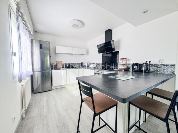 SOUS OFFRE

Nouveauté : Charmante maison de 96m2 au sol à Brécé dans un environnement calme.

Je suis ravi de vous présenter cette belle maison familiale offrant confort, espace et de nombreuses possibilités. 

Cette propriété de 81m2 environ habitable est érigée sur un terrain généreux de 400 m2 environ, vous offrant ainsi un cadre de vie idéal pour votre famille. 

En entrant dans la maison, vous serez accueilli par une belle entrée avec placard, une belle pièce de vie avec un salon-séjour, une cuisine aménagée et équipée où la lumière naturelle baigne l'espace grâce à de grandes fenêtres et un wc.

À l'étage, vous trouverez un palier desservant 3 belles chambres, une salle d'eau avec un wc.

Le tout est complété par un garage et un grenier.

À l'extérieur, le terrain vous permettra de profiter pleinement des beaux jours avec une terrasse et d'aménager un jardin à votre goût.

Ne manquez pas cette opportunité d'acquérir une maison avec un grand potentiel. 

Située au cœur d’un environnement paisible et verdoyant, la commune de Brécé offre un cadre de vie privilégié avec ses commerces de proximité, ses écoles et ses infrastructures sportives accessibles à pied.

Profitant d’un accès rapide à l’axe Rennes-Paris et d’une excellente desserte en transports en commun bus à proximité (star) et la gare de Servon-sur-Vilaine à 2 minutes en voiture, elle allie parfaitement la sérénité d'un esprit village au dynamisme de la métropole rennaise.

Contactez-moi dès maintenant pour organiser une visite et laissez-vous séduire par cette charmante demeure familiale.