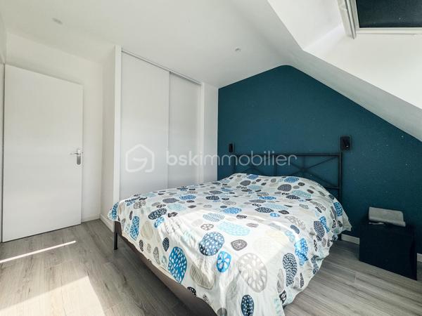 SOUS OFFRE

Nouveauté : Charmante maison de 96m2 au sol à Brécé dans un environnement calme.

Je suis ravi de vous présenter cette belle maison familiale offrant confort, espace et de nombreuses possibilités. 

Cette propriété de 81m2 environ habitable est érigée sur un terrain généreux de 400 m2 environ, vous offrant ainsi un cadre de vie idéal pour votre famille. 

En entrant dans la maison, vous serez accueilli par une belle entrée avec placard, une belle pièce de vie avec un salon-séjour, une cuisine aménagée et équipée où la lumière naturelle baigne l'espace grâce à de grandes fenêtres et un wc.

À l'étage, vous trouverez un palier desservant 3 belles chambres, une salle d'eau avec un wc.

Le tout est complété par un garage et un grenier.

À l'extérieur, le terrain vous permettra de profiter pleinement des beaux jours avec une terrasse et d'aménager un jardin à votre goût.

Ne manquez pas cette opportunité d'acquérir une maison avec un grand potentiel. 

Située au cœur d’un environnement paisible et verdoyant, la commune de Brécé offre un cadre de vie privilégié avec ses commerces de proximité, ses écoles et ses infrastructures sportives accessibles à pied.

Profitant d’un accès rapide à l’axe Rennes-Paris et d’une excellente desserte en transports en commun bus à proximité (star) et la gare de Servon-sur-Vilaine à 2 minutes en voiture, elle allie parfaitement la sérénité d'un esprit village au dynamisme de la métropole rennaise.

Contactez-moi dès maintenant pour organiser une visite et laissez-vous séduire par cette charmante demeure familiale.