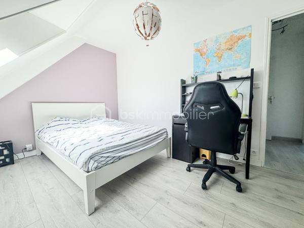 SOUS OFFRE

Nouveauté : Charmante maison de 96m2 au sol à Brécé dans un environnement calme.

Je suis ravi de vous présenter cette belle maison familiale offrant confort, espace et de nombreuses possibilités. 

Cette propriété de 81m2 environ habitable est érigée sur un terrain généreux de 400 m2 environ, vous offrant ainsi un cadre de vie idéal pour votre famille. 

En entrant dans la maison, vous serez accueilli par une belle entrée avec placard, une belle pièce de vie avec un salon-séjour, une cuisine aménagée et équipée où la lumière naturelle baigne l'espace grâce à de grandes fenêtres et un wc.

À l'étage, vous trouverez un palier desservant 3 belles chambres, une salle d'eau avec un wc.

Le tout est complété par un garage et un grenier.

À l'extérieur, le terrain vous permettra de profiter pleinement des beaux jours avec une terrasse et d'aménager un jardin à votre goût.

Ne manquez pas cette opportunité d'acquérir une maison avec un grand potentiel. 

Située au cœur d’un environnement paisible et verdoyant, la commune de Brécé offre un cadre de vie privilégié avec ses commerces de proximité, ses écoles et ses infrastructures sportives accessibles à pied.

Profitant d’un accès rapide à l’axe Rennes-Paris et d’une excellente desserte en transports en commun bus à proximité (star) et la gare de Servon-sur-Vilaine à 2 minutes en voiture, elle allie parfaitement la sérénité d'un esprit village au dynamisme de la métropole rennaise.

Contactez-moi dès maintenant pour organiser une visite et laissez-vous séduire par cette charmante demeure familiale.