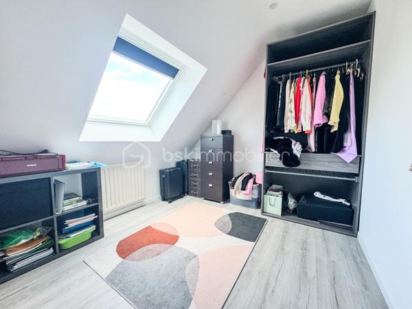 SOUS OFFRE

Nouveauté : Charmante maison de 96m2 au sol à Brécé dans un environnement calme.

Je suis ravi de vous présenter cette belle maison familiale offrant confort, espace et de nombreuses possibilités. 

Cette propriété de 81m2 environ habitable est érigée sur un terrain généreux de 400 m2 environ, vous offrant ainsi un cadre de vie idéal pour votre famille. 

En entrant dans la maison, vous serez accueilli par une belle entrée avec placard, une belle pièce de vie avec un salon-séjour, une cuisine aménagée et équipée où la lumière naturelle baigne l'espace grâce à de grandes fenêtres et un wc.

À l'étage, vous trouverez un palier desservant 3 belles chambres, une salle d'eau avec un wc.

Le tout est complété par un garage et un grenier.

À l'extérieur, le terrain vous permettra de profiter pleinement des beaux jours avec une terrasse et d'aménager un jardin à votre goût.

Ne manquez pas cette opportunité d'acquérir une maison avec un grand potentiel. 

Située au cœur d’un environnement paisible et verdoyant, la commune de Brécé offre un cadre de vie privilégié avec ses commerces de proximité, ses écoles et ses infrastructures sportives accessibles à pied.

Profitant d’un accès rapide à l’axe Rennes-Paris et d’une excellente desserte en transports en commun bus à proximité (star) et la gare de Servon-sur-Vilaine à 2 minutes en voiture, elle allie parfaitement la sérénité d'un esprit village au dynamisme de la métropole rennaise.

Contactez-moi dès maintenant pour organiser une visite et laissez-vous séduire par cette charmante demeure familiale.