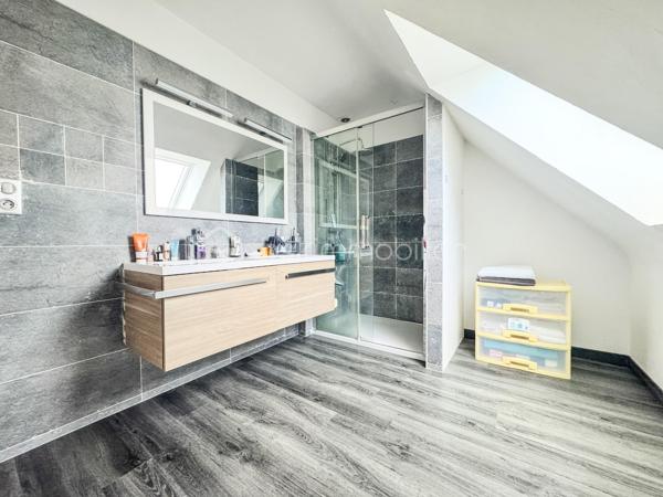 SOUS OFFRE

Nouveauté : Charmante maison de 96m2 au sol à Brécé dans un environnement calme.

Je suis ravi de vous présenter cette belle maison familiale offrant confort, espace et de nombreuses possibilités. 

Cette propriété de 81m2 environ habitable est érigée sur un terrain généreux de 400 m2 environ, vous offrant ainsi un cadre de vie idéal pour votre famille. 

En entrant dans la maison, vous serez accueilli par une belle entrée avec placard, une belle pièce de vie avec un salon-séjour, une cuisine aménagée et équipée où la lumière naturelle baigne l'espace grâce à de grandes fenêtres et un wc.

À l'étage, vous trouverez un palier desservant 3 belles chambres, une salle d'eau avec un wc.

Le tout est complété par un garage et un grenier.

À l'extérieur, le terrain vous permettra de profiter pleinement des beaux jours avec une terrasse et d'aménager un jardin à votre goût.

Ne manquez pas cette opportunité d'acquérir une maison avec un grand potentiel. 

Située au cœur d’un environnement paisible et verdoyant, la commune de Brécé offre un cadre de vie privilégié avec ses commerces de proximité, ses écoles et ses infrastructures sportives accessibles à pied.

Profitant d’un accès rapide à l’axe Rennes-Paris et d’une excellente desserte en transports en commun bus à proximité (star) et la gare de Servon-sur-Vilaine à 2 minutes en voiture, elle allie parfaitement la sérénité d'un esprit village au dynamisme de la métropole rennaise.

Contactez-moi dès maintenant pour organiser une visite et laissez-vous séduire par cette charmante demeure familiale.