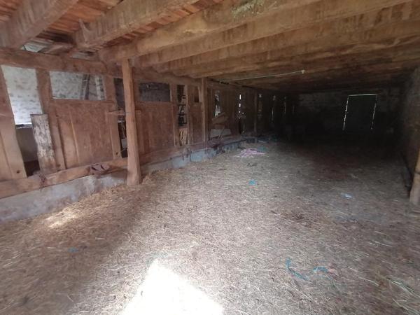 Maison à rénover avec granges et terrain St Etienne de Fursac