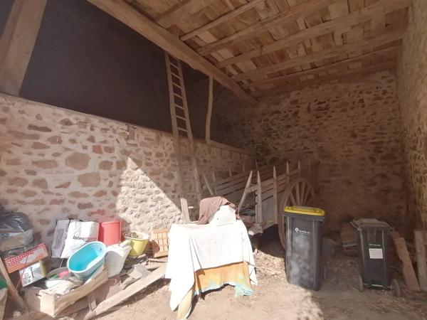 Maison à rénover avec granges et terrain St Etienne de Fursac