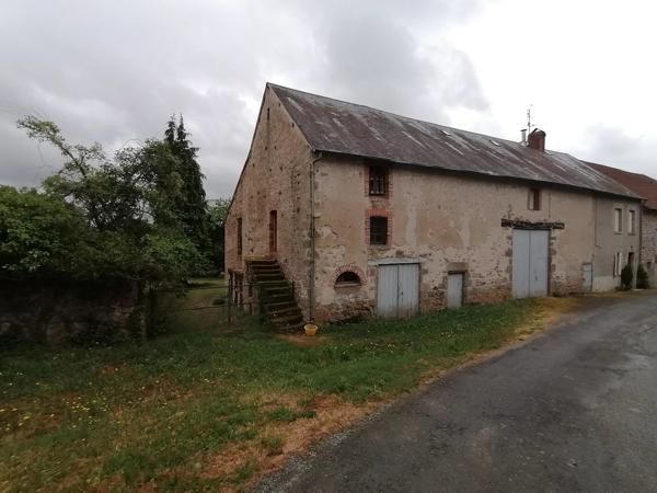 Maison à rénover avec granges et terrain St Etienne de Fursac