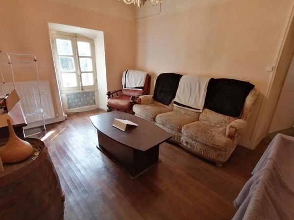 Maison à rénover avec granges et terrain St Etienne de Fursac