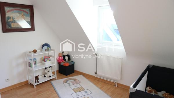 Dans un quartier calme, proche des commerces.