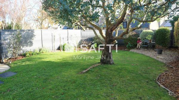 Dans un quartier calme, proche des commerces.