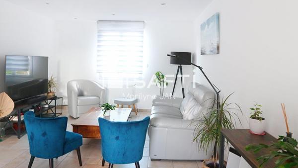 Dans un quartier calme, proche des commerces.