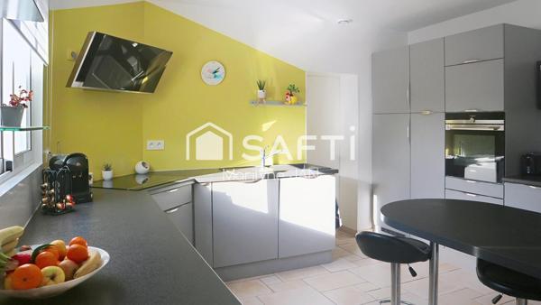 Dans un quartier calme, proche des commerces.