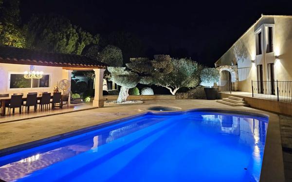 Maison 7 pièces - 300 m²