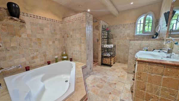 Maison 7 pièces - 300 m²